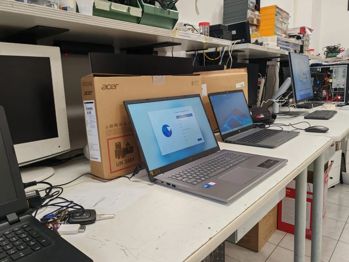 Notebook nel laboratorio di assistenza Olipress