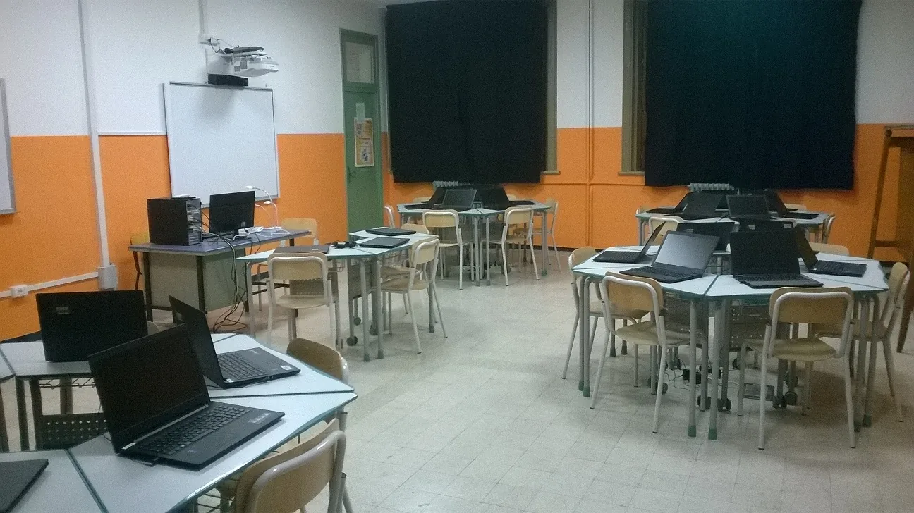 Aula informatica, fotografia dal precedente sito Olipress